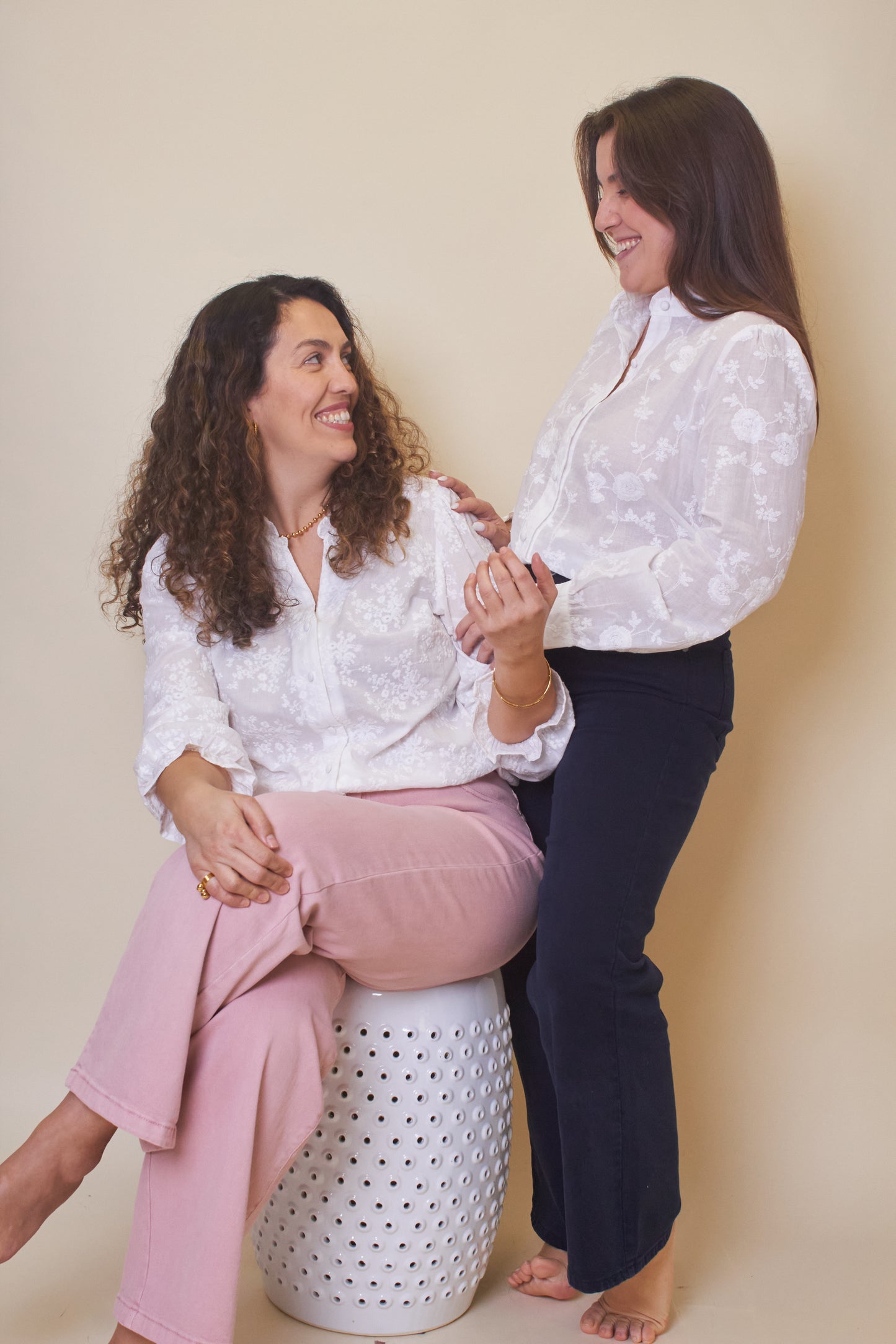 Camisa Bordada com Decote em V