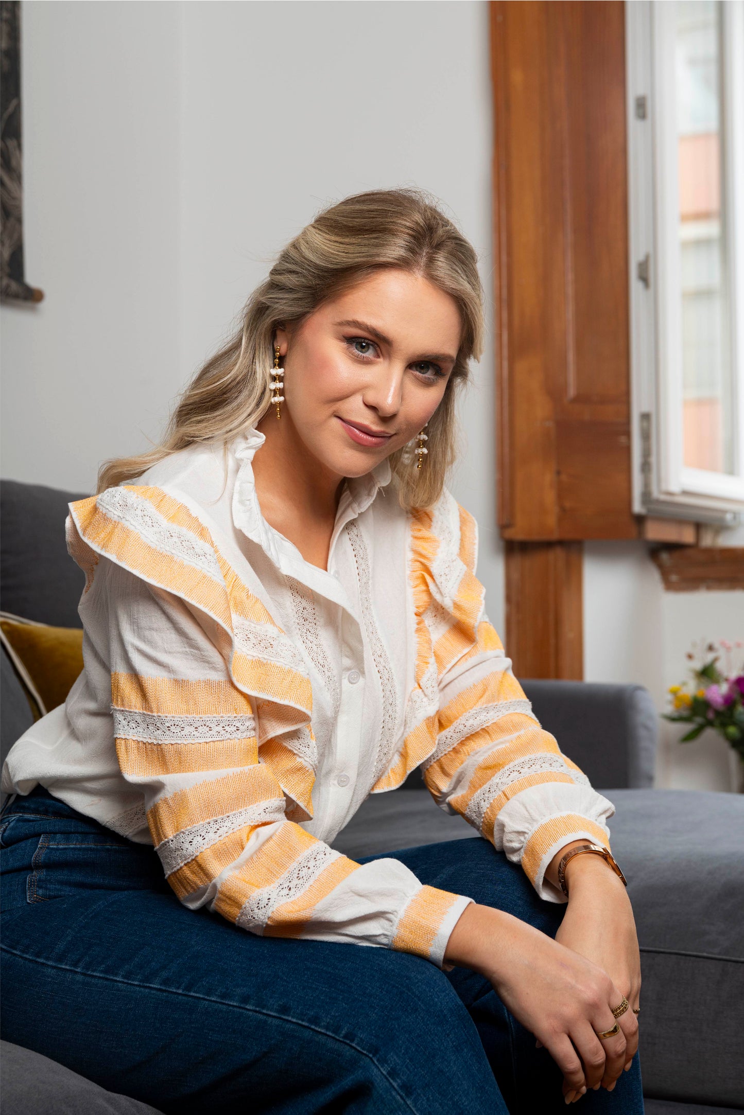 Camisa de folhos branca e laranja