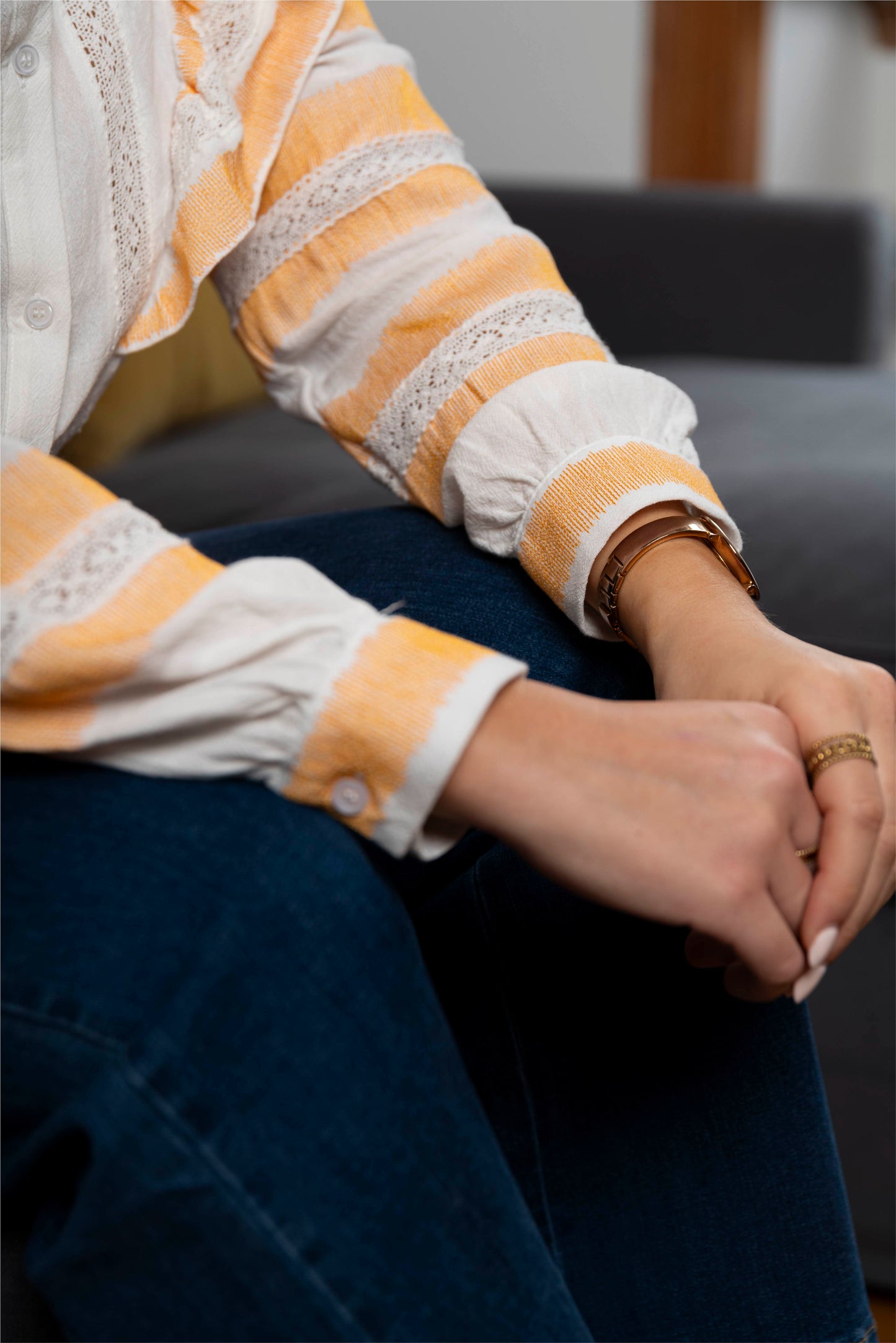 Camisa de folhos branca e laranja